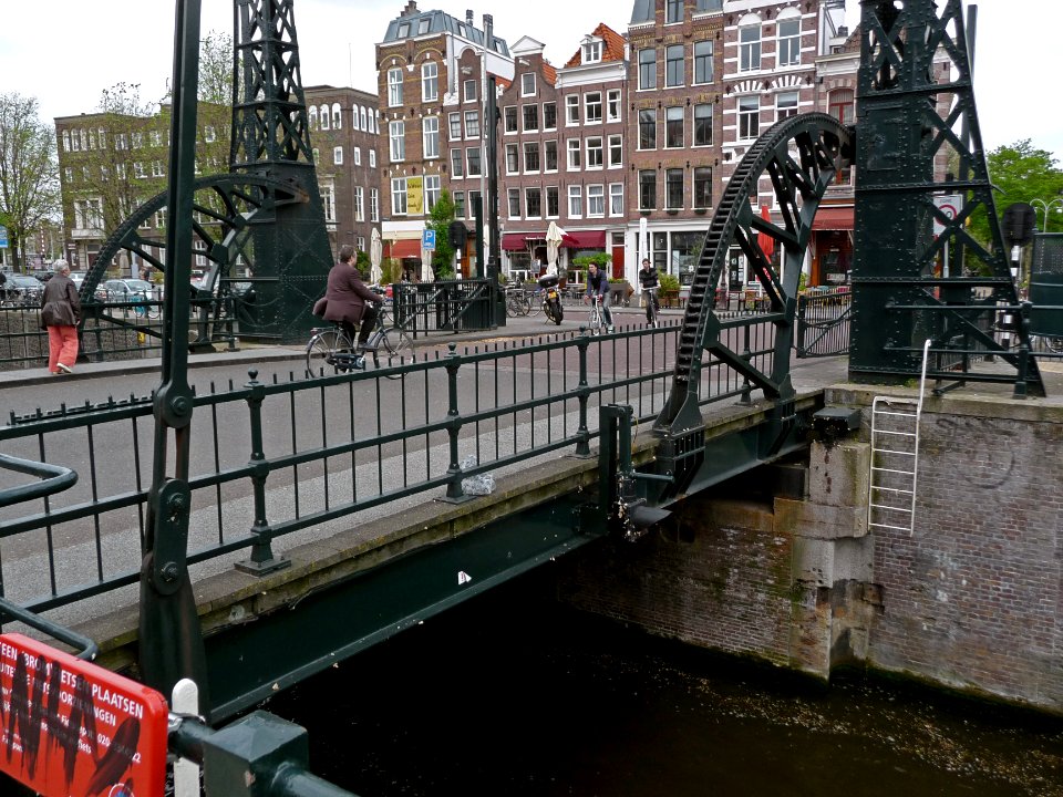 A_photo_of_the_riveted_iron_bascule_bridge_near_Kadijksplein,_Amsterdam;_high_resolution_image_by_FotoDutch,_June_2013