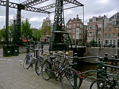 A_photo_of_the_iron_bascule_bridge_near_Kadijksplein_over_Nieuwe_Herengracht,_Amsterdam;_high_resolution_image_by_FotoDutch,_June_2013 photo