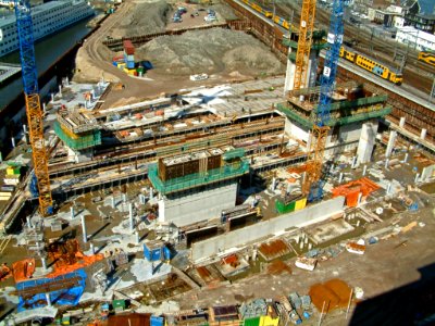 A_photo_of_construction_sites_in_Amsterdam_city_on_Oosterdokseiland,_2005_-_high_resolution_image