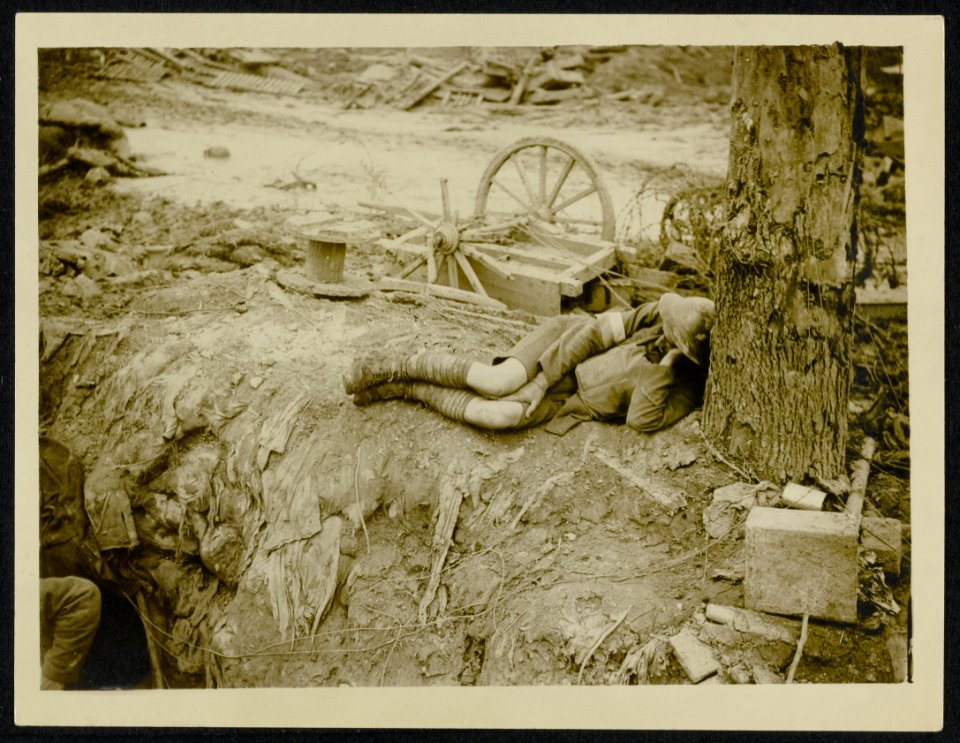 A_tired_out_Tommy_has_a_rest_by_the_roadside.,_Bestanddeelnr_158-1440
