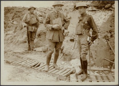 A_Portugese_Officer_with_one_of_the_British_Mission_in_the_trenches,_Bestanddeelnr_158-1664