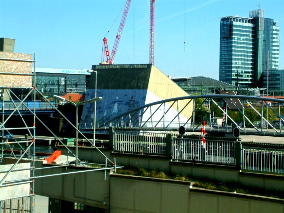 A_photo_of_climbing-hall,_Passenger_terminal_and_waterfront_of_the_IJ_in_Amsterdam,_Oosterdok_2005