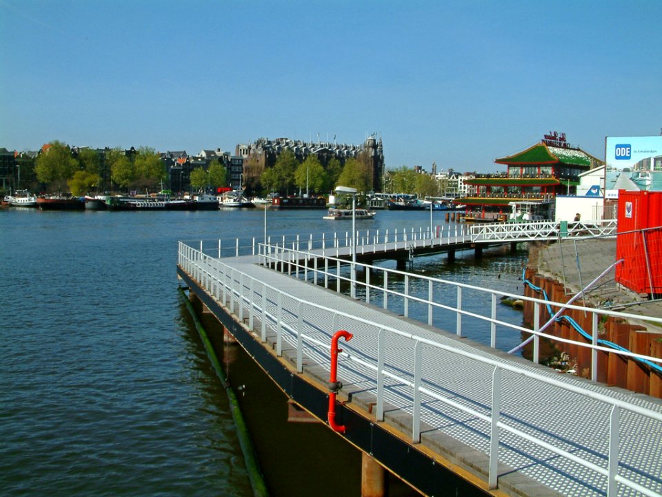 A_photo_of_the_temporary_long_footbridge,_aside_from_Oosterdokseiland_in_Amsterdam,_2005