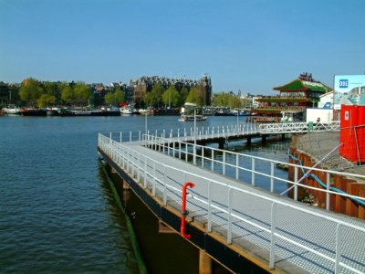 A_photo_of_the_temporary_long_footbridge,_aside_from_Oosterdokseiland_in_Amsterdam,_2005 photo