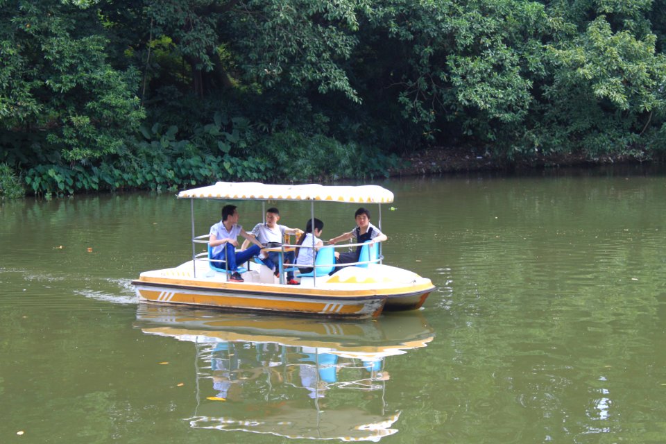 A_pedalo_on_the_lake_of_East_Lake_Park1