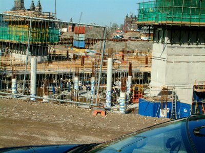 A_photo_of_foundations_and_piling_activities_to_the_east_of_Amsterdam_Central_Station_in_2005_-_high_resolution_image