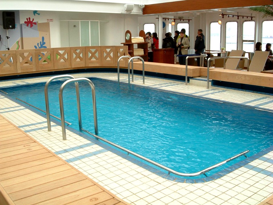 A_pool_of_the_luxurious_passenger_liner_Nippon-maru