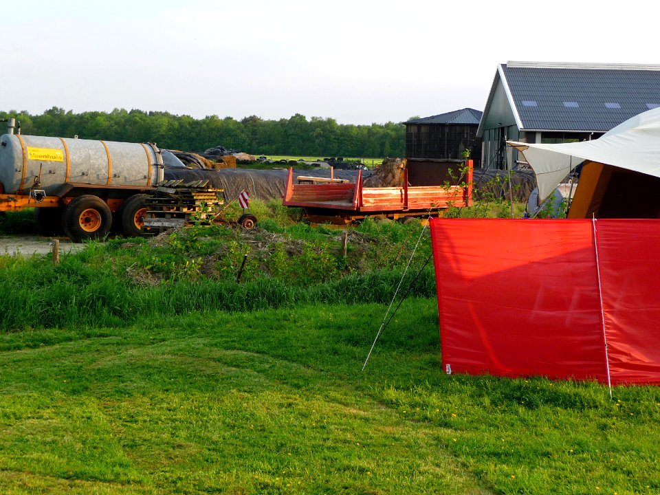 A_photo_of_a_view_on_the_back-yard_of_a_cow_farmer_in_Drenthe,_Netherlands,_spring_2012