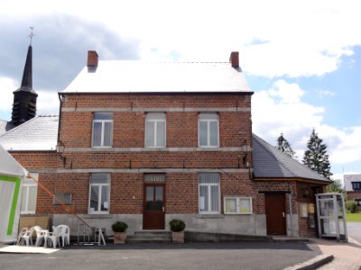 Écuélin_(Nord-Fr)_mairie_avec_tour_de_l'église