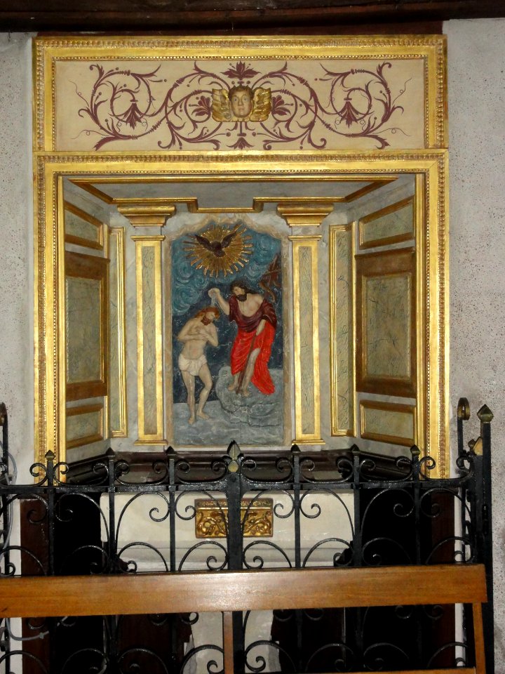 Église_d'Arcangues_fonts_baptismaux_avec_relief_baptême_du_Christ