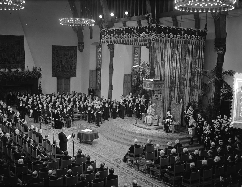 Éen_van_de_ministers_houdt_een_toespraak,_Bestanddeelnr_906-8934
