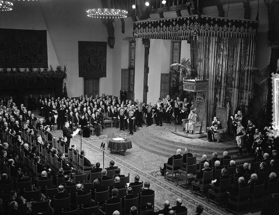 Éen_van_de_ministers_houdt_een_toespraak,_Bestanddeelnr_906-8933