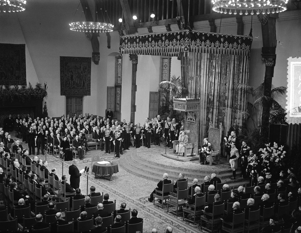 Éen_van_de_ministers_houdt_een_toespraak,_Bestanddeelnr_906-8932