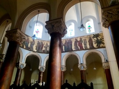 Église_Saint-Pierre_de_Vaise_-_Colonnes_et_frise_du_chœur