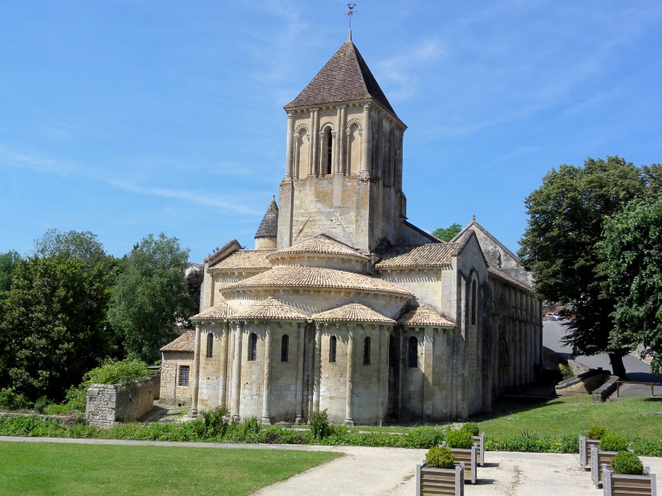 Église_Saint-Hilaire_de_Melle,_chevet