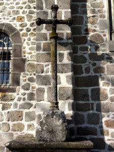 Église_Saint-Gervais_et_Saint-Protais_en_Saint-Gervais_d'Auvergne_(27)_croix_à_l'éxtérieur