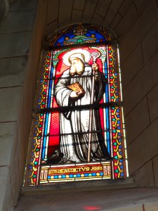 Église_Saint-Hilaire_de_Melle,_vitrail_03