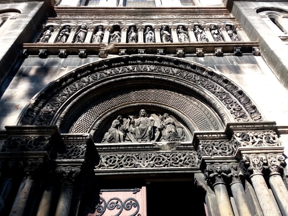 Église_Saint-Pierre_de_Vaise_-_Frontispice_et_12_apôtres