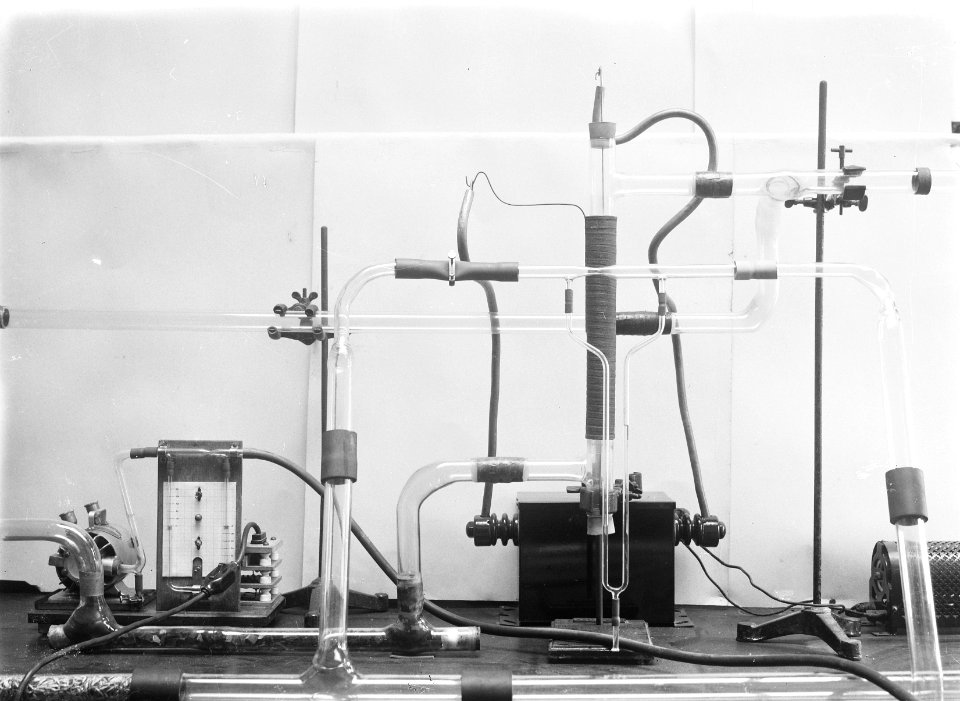 9x12_Proefopstelling_in_laboratorium,_Bestanddeelnr_256-1117