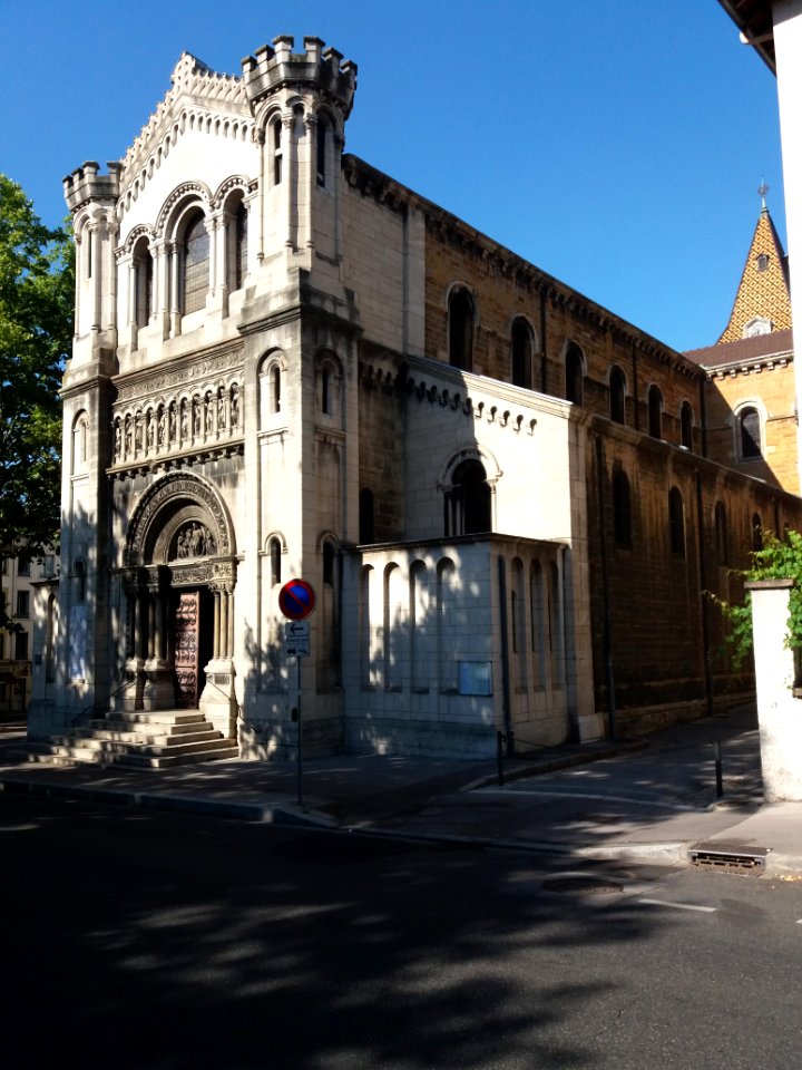 Église_Saint-Pierre_de_Vaise_-_Côté_sud-ouest