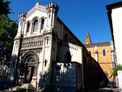 Église_Saint-Pierre_de_Vaise_-_Côté_sud-ouest_2
