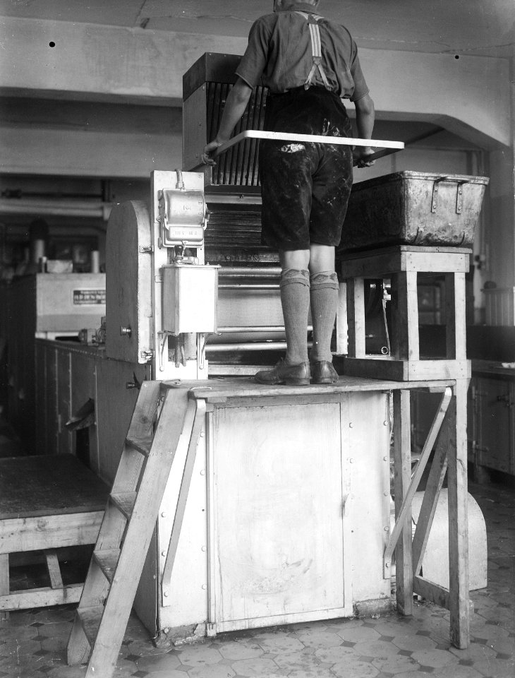 9x12_Invoertrechter_van_een_speculaasmachine,_Bestanddeelnr_256-0374