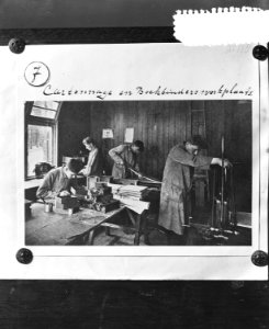 9x12_Kartonnagefabriek_(beplakken_kartonnen_dozen),_Bestanddeelnr_256-0302