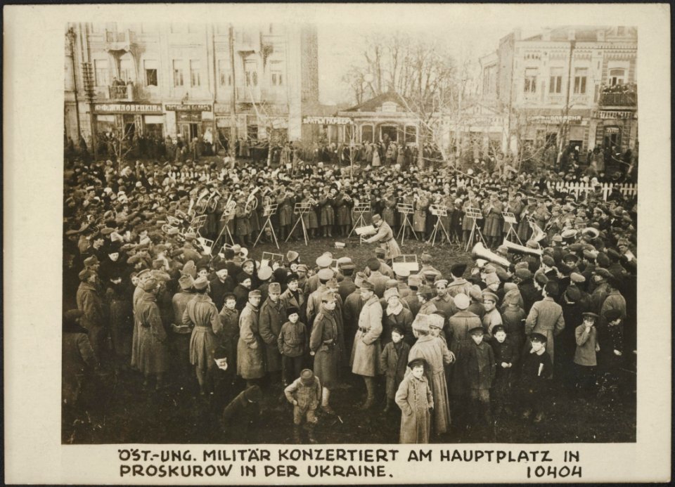 Öst.-Ung._Militär_konzertiert_am_Hauptplatz_in_Proskurow_in_der_Ukraine,_Bestanddeelnr_158-2522