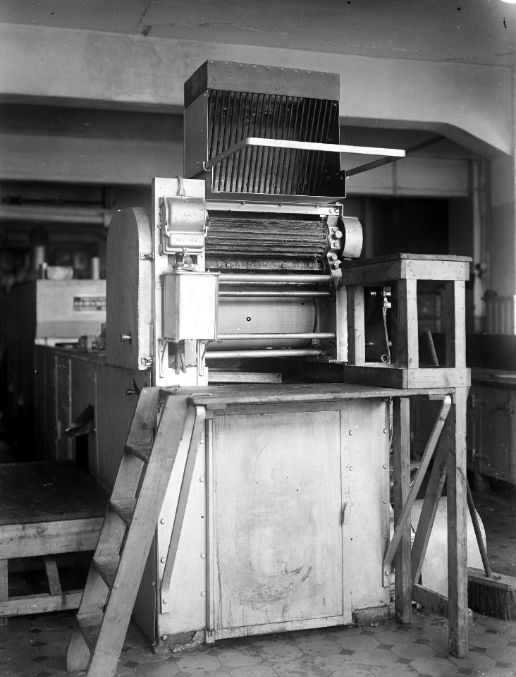 9x12_Invoertrechter_van_een_speculaasmachine,_Bestanddeelnr_256-0372