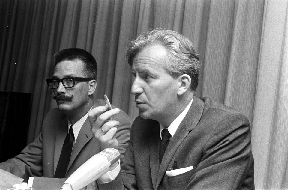 A._Kloos_,_voorzitter_NVV,_presenteert_zijn_boek_Het_achterste_van_de_tong_in_,_Bestanddeelnr_922-4150