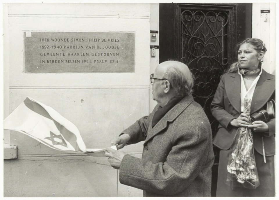Aäron_de_Vries,_68-jarige_zoon_van_de_omgekomen_rabbijn_Simon_Philip_de_Vries,_onthult_een_gedenkplaat_aan_de_gevel_van_de_vroegere_woning_van_zijn_vader_aan_de_Bakenessergracht_46A._NL-HlmNHA_54011368