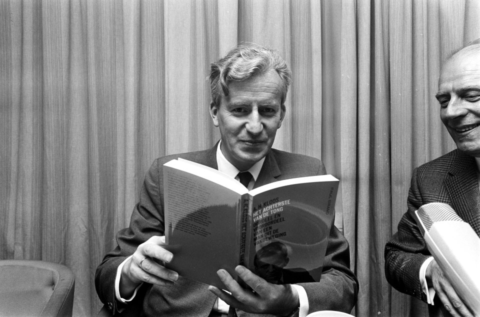 A._Kloos_,_voorzitter_NVV,_presenteert_zijn_boek_Het_achterste_van_de_tong_in_,_Bestanddeelnr_922-4148