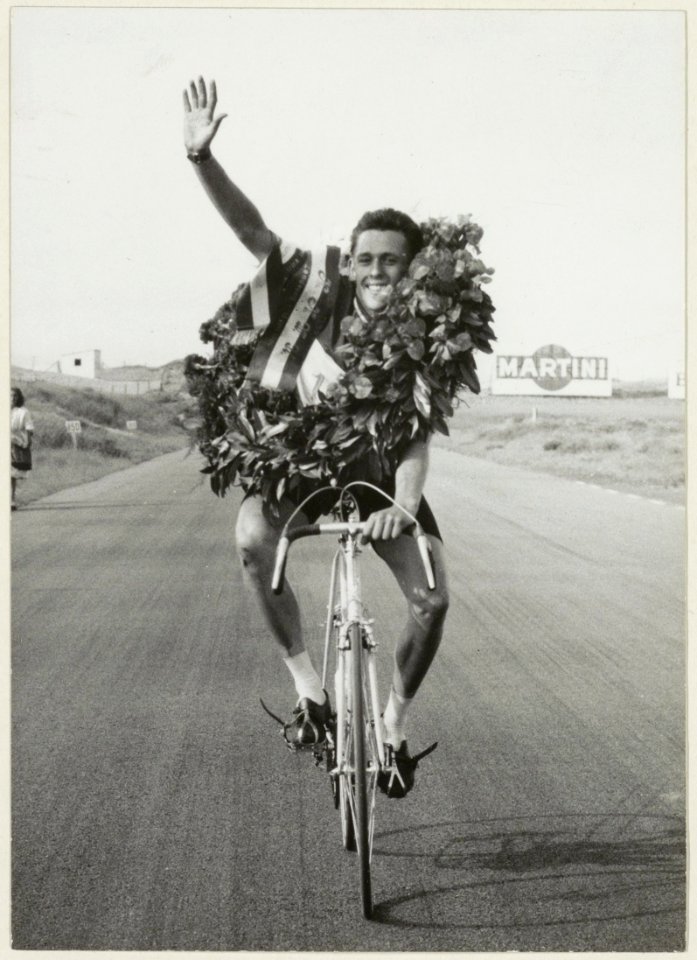 A._Groeneweg_de_nieuwe_wereldkampioen_op_de_weg_bij_de_amateurs._NL-HlmNHA_54004812