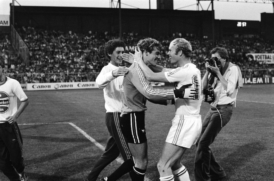 A'dam_703_voetbaltoernooi_Anderlecht_tegen_AZ_'67,_Ruud_Geels_(r)_met_keeper_Mu,_Bestanddeelnr_929-8625