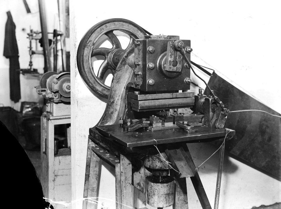 9x12_Onbeschutte_volautomatische_pers_voor_pijpzadels,_Bestanddeelnr_256-0536