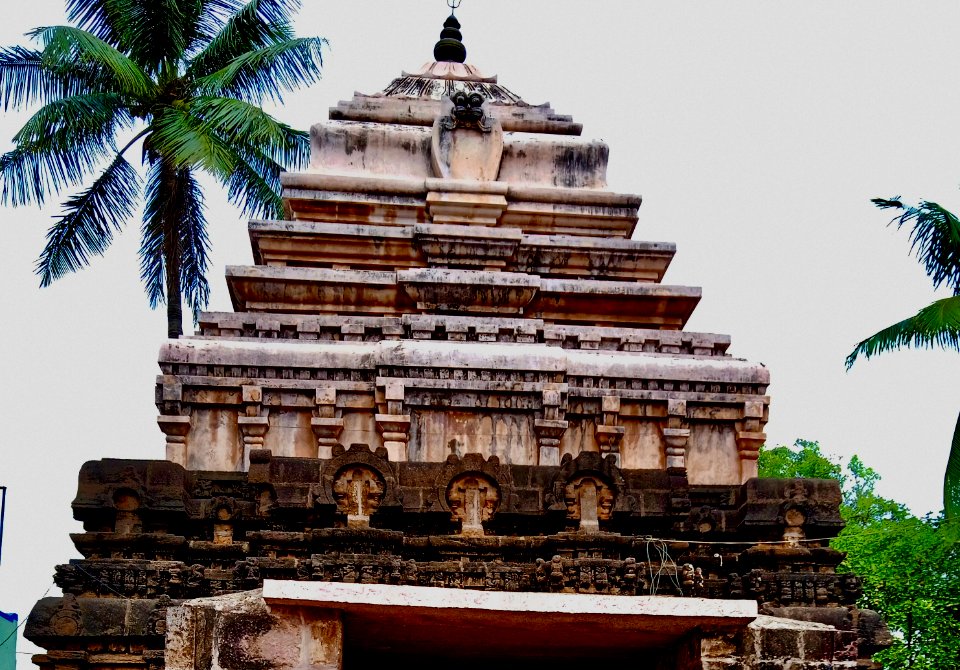 9th_century_Golingeswara_temple,_Biccavolu_Andhra_Pradesh_-_7