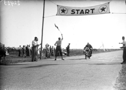A._J._Bell_gaat_als_nummer_een_door_de_finish,_Bestanddeelnr_902-2423
