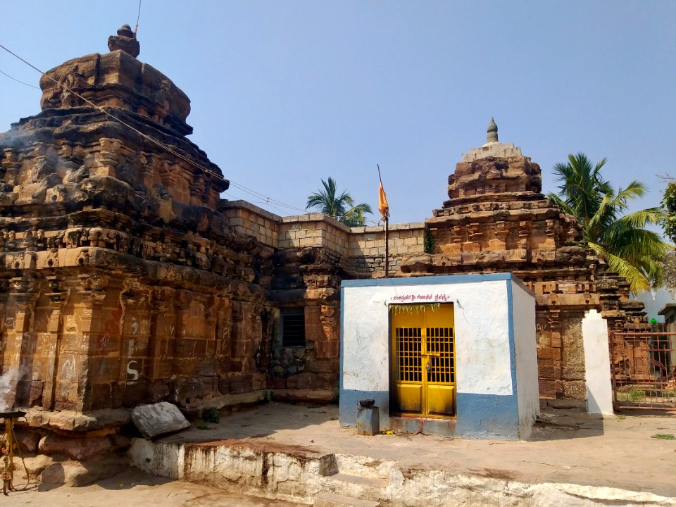 9th_century_Navalinga_temple,_Kukkanur,_Karnataka_India_-_6