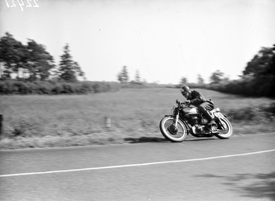 A._J._Bell_(Norton)_winnaar_500cc_in_de_bocht,_Bestanddeelnr_902-2421
