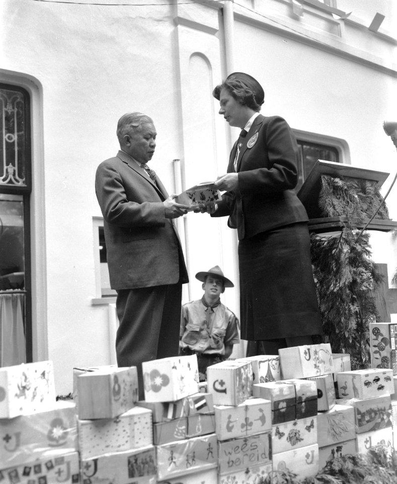 9e_Lustrum_padvindsters_Ambassadeur_van_Thailand_ontvangt_kistje,_Bestanddeelnr_912-5071