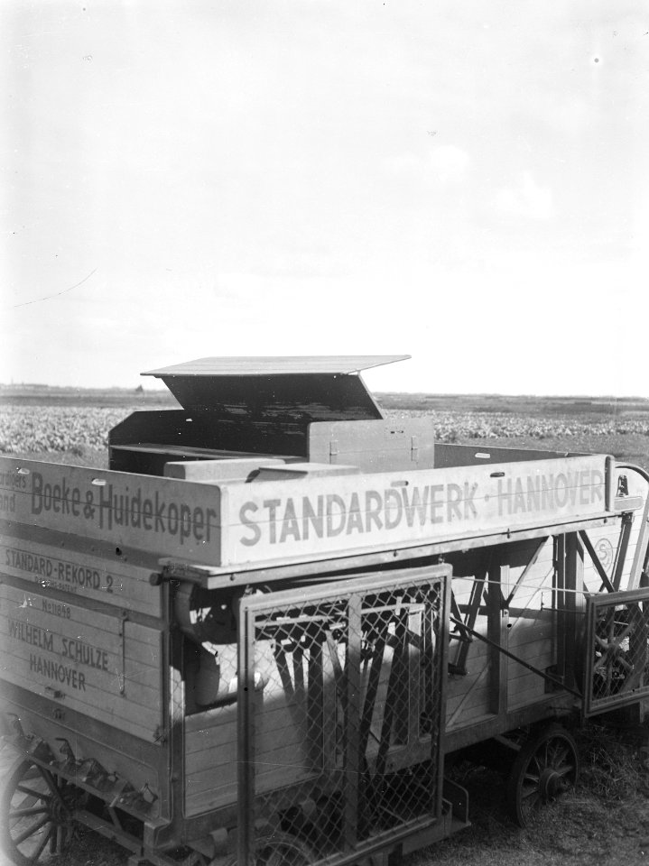 9x12_Veilige_invoeropening_van_de_Standaard_dorsmachine,_Bestanddeelnr_256-0378