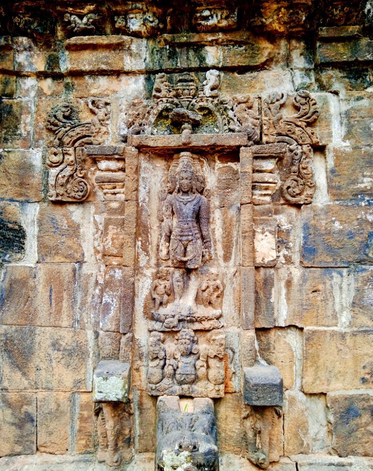 9th_century_Virabhadra_temple_artwork,_Brahma_relief,_Biccavolu_Andhra_Pradesh