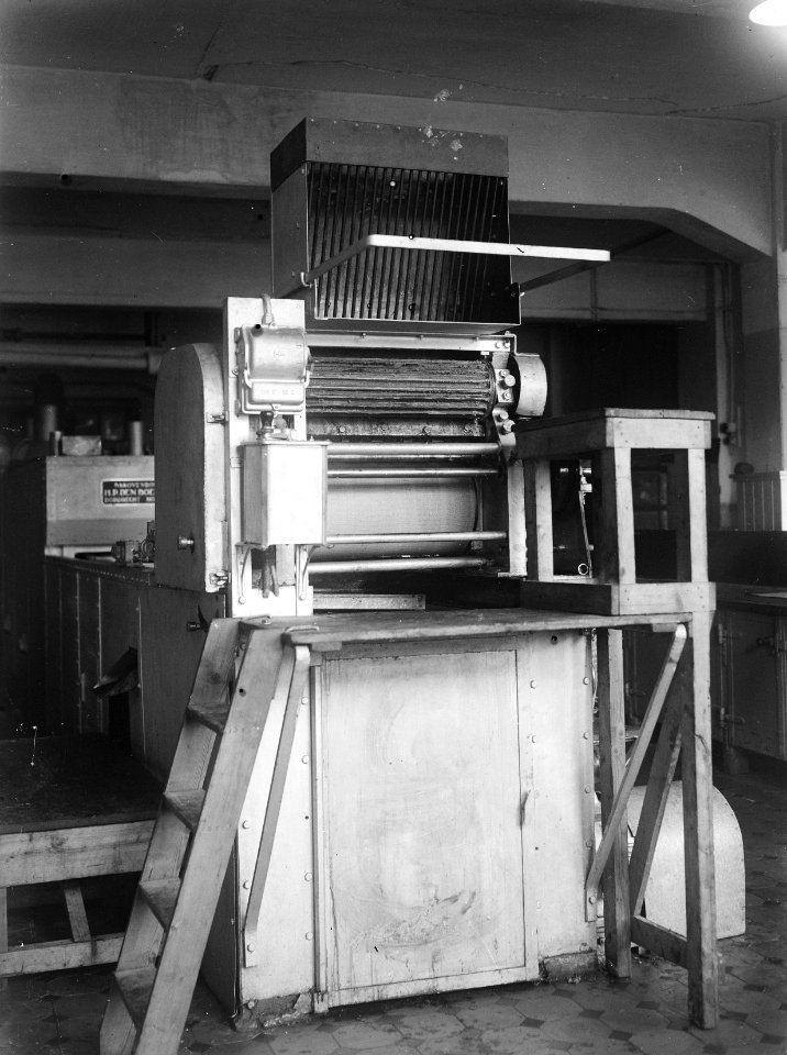9x12_Invoertrechter_van_een_speculaasmachine,_Bestanddeelnr_256-0373