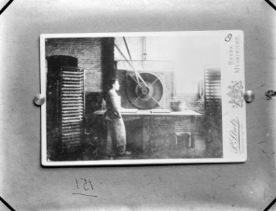 9x12_Werkneemster_bij_machine,_Bestanddeelnr_256-1085