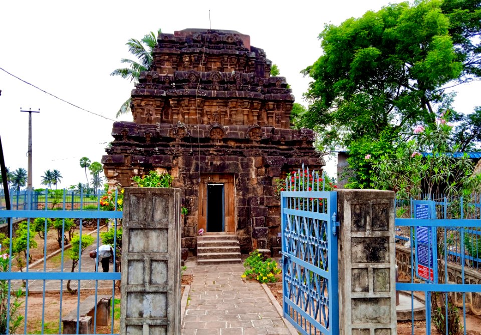 9th_century_Nakkula_temple,_Biccavolu_Andhra_Pradesh_-_12