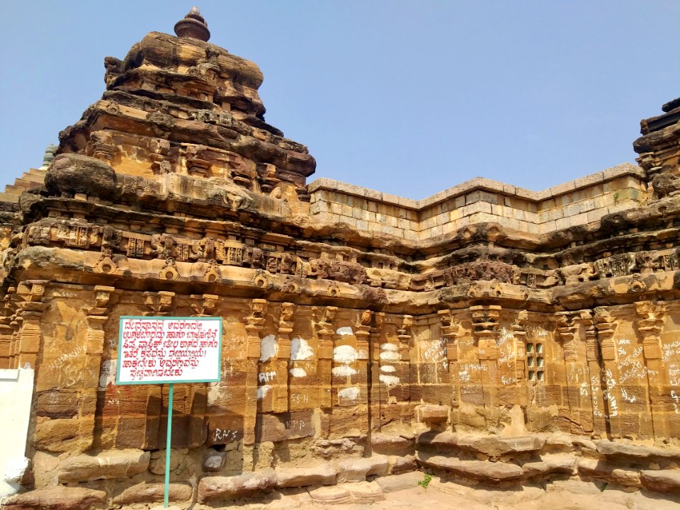 9th_century_Navalinga_temple,_Kukkanur,_Karnataka_India_-_2