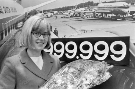 999.999_ste_Passagier_van_de_KLM,_Anke_Dellin_uit_Garding_(Duitsland)_op_Schipho,_Bestanddeelnr_919-3782