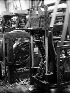 9x12_Beveiliging_bij_lederbewerkingsmachine,_Bestanddeelnr_256-0148