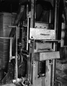 9x12_Beveiliging_van_een_betontegelpers_(foto_10e_district),_Bestanddeelnr_256-0524