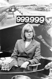 999.999_ste_Passagier_van_de_KLM,_Anke_Dellin_uit_Garding_(Duitsland)_op_Schipho,_Bestanddeelnr_919-3784